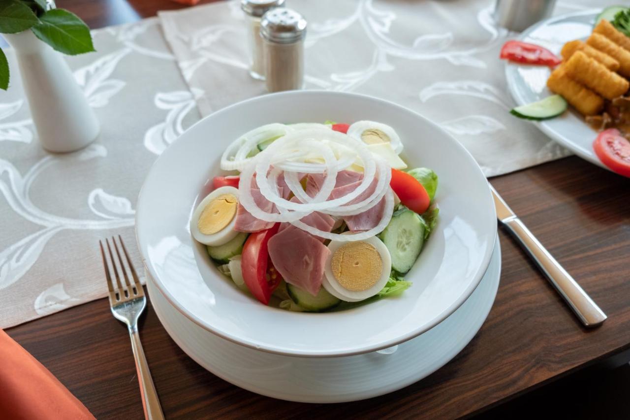 Schnitzelhaus Und Pension Stadt Rosbach Rosbach vor der Hohe ภายนอก รูปภาพ