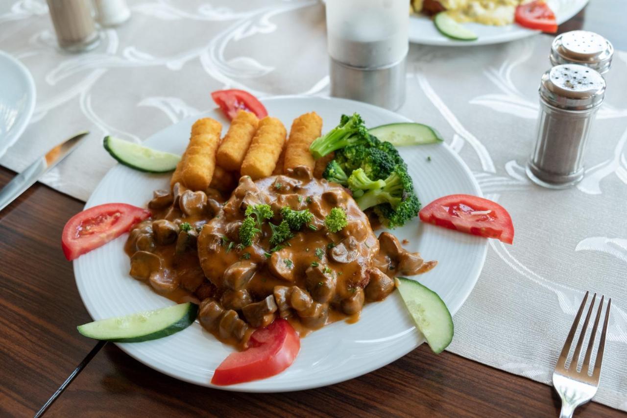 Schnitzelhaus Und Pension Stadt Rosbach Rosbach vor der Hohe ภายนอก รูปภาพ