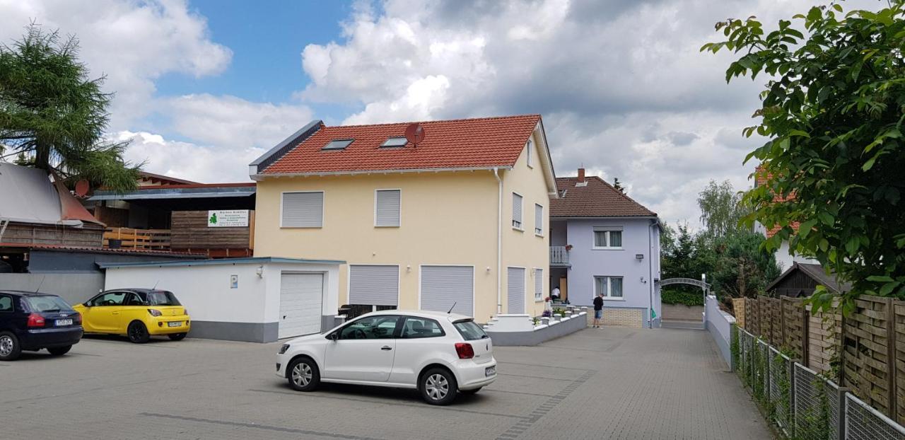 Schnitzelhaus Und Pension Stadt Rosbach Rosbach vor der Hohe ภายนอก รูปภาพ